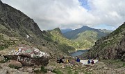 51 Alla Bocchetta d'inferno (2306 m) vista su lago d'inferno, Piz Varrone e Mellasc